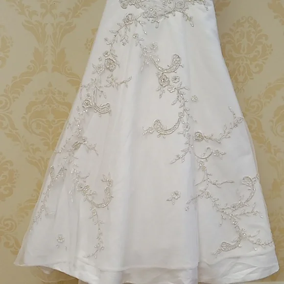 SOLD Forever yours size 4 wedding gown - Picture 3 of 11